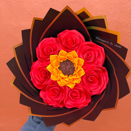 Ramo de rosas rojas con girasol