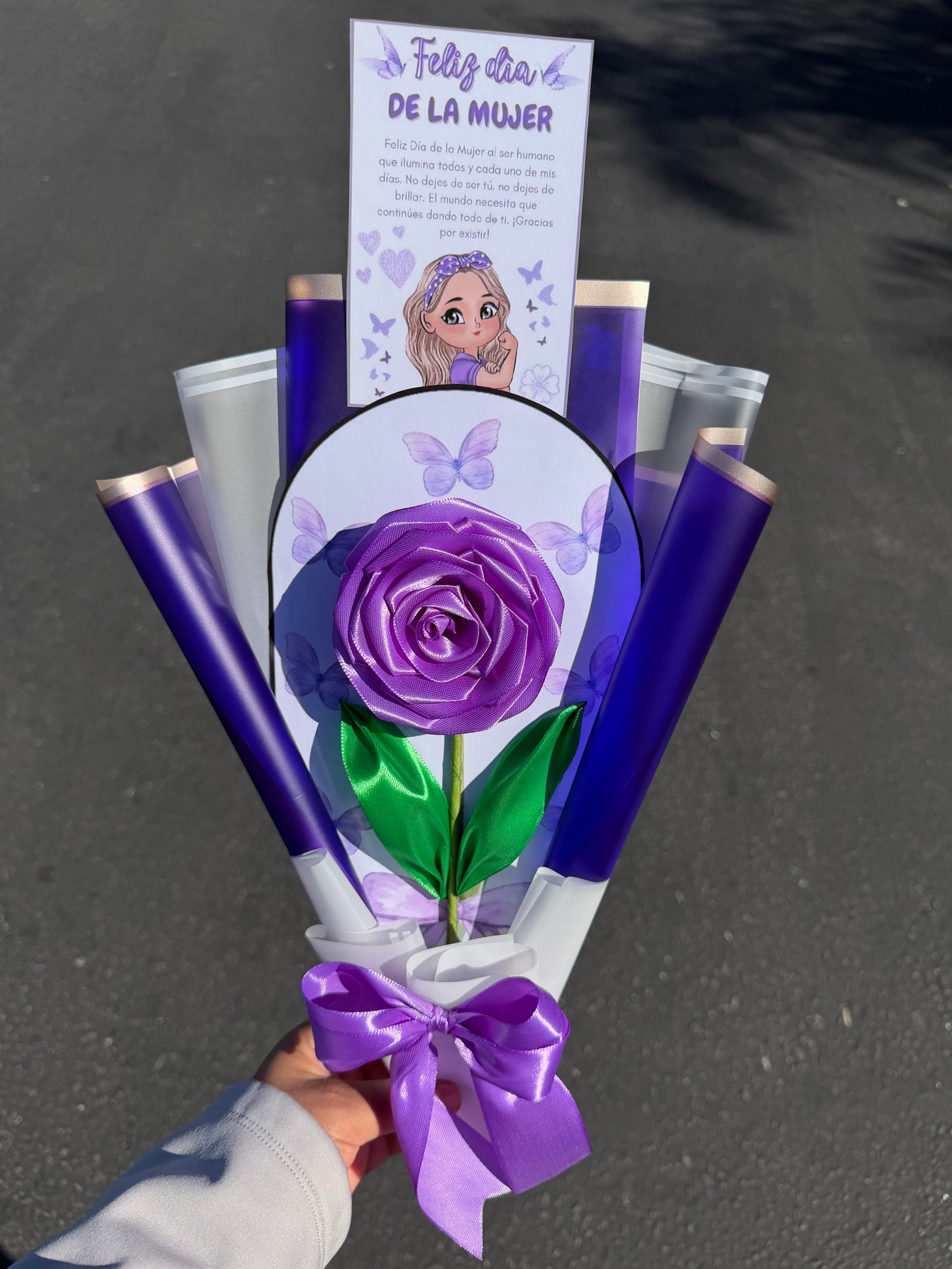 Rosa Morada con tarjeta de cumpleaños,día de las madres ,aniversario ..