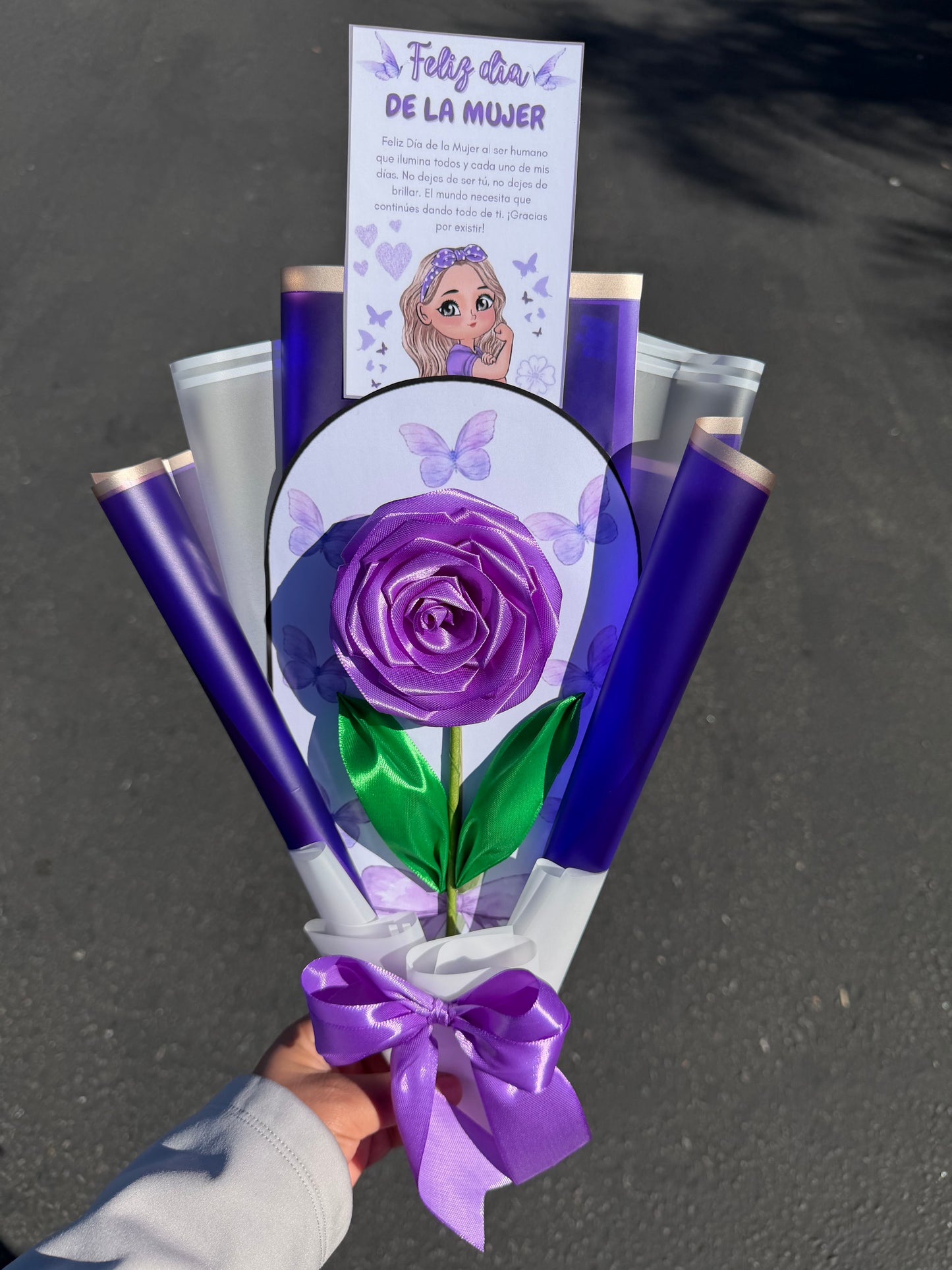 Rosa Morada con tarjeta de cumpleaños,día de las madres ,aniversario ..