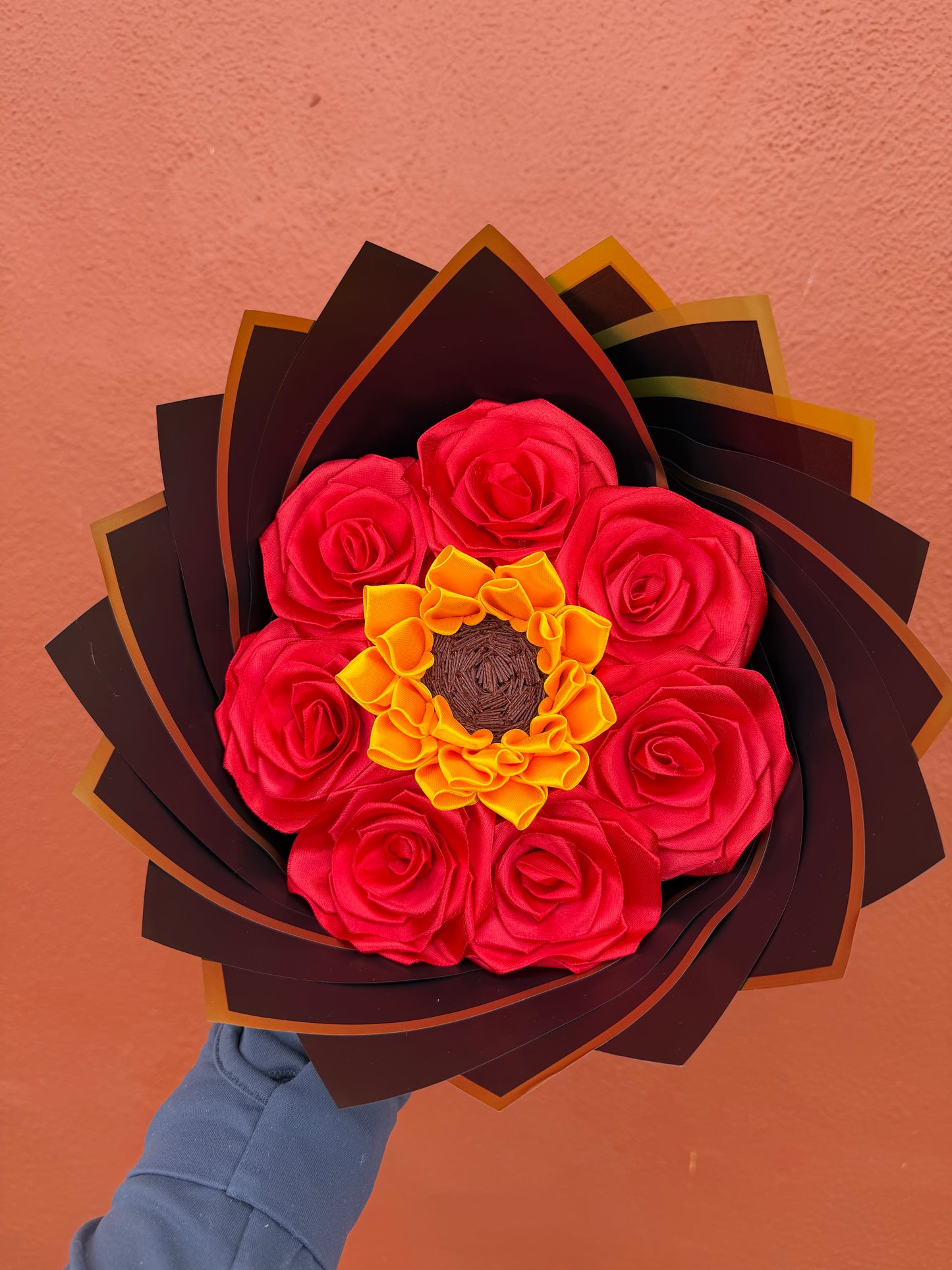 Ramo de rosas rojas con girasol