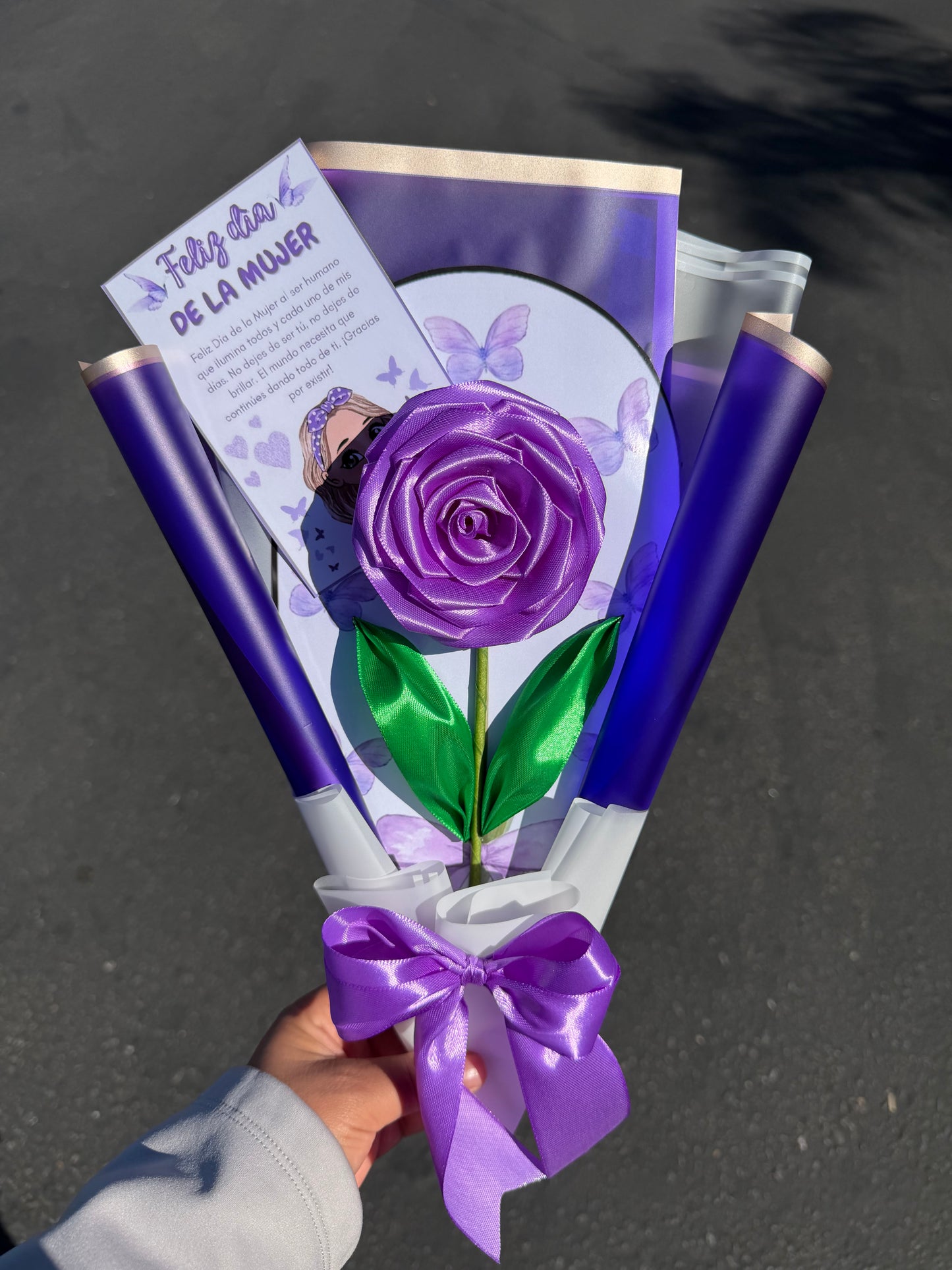 Rosa Morada con tarjeta de cumpleaños,día de las madres ,aniversario ..